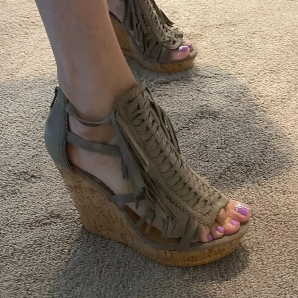 Not Rated Women's Faux Suede Fringe Cork Wedges‎ Taupe Size 9.5